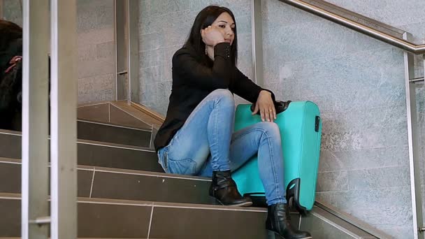 Mladá žena, čekání na vlak — Stock video