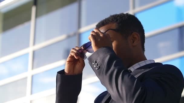 Empresario seguro de usar gafas de sol — Vídeos de Stock