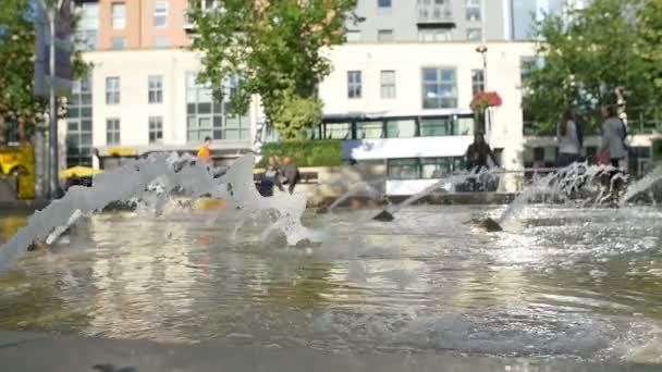 Zeitlupenaufnahmen von Wasser in einem Springbrunnen — Stockvideo