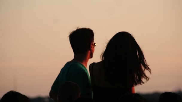 Jovem casal turístico ao pôr do sol — Vídeo de Stock