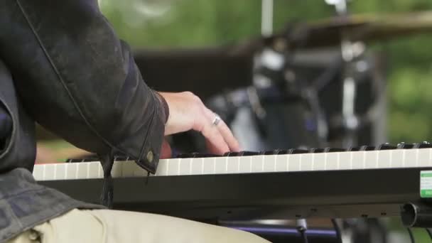 Піаніст грає електронне фортепіано — стокове відео