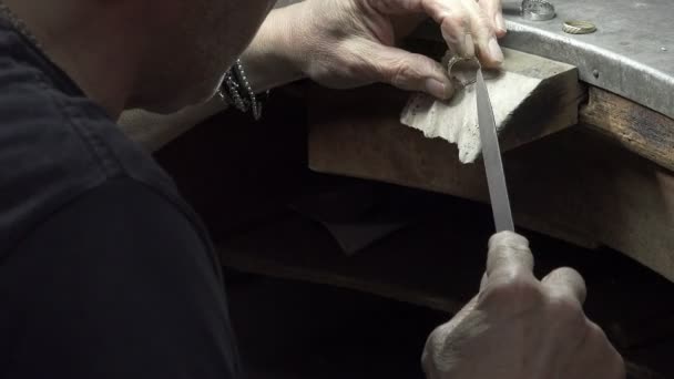Silversmith creating a ring — Stockvideo