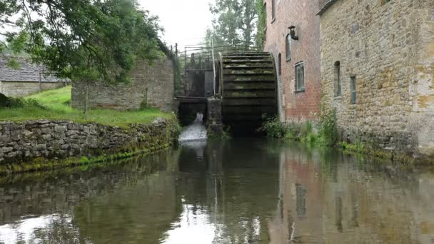 Watermolen in een landschap-dorp — Stockvideo