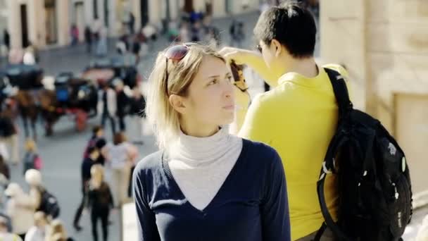 Young tourist woman in Rome on the spanish steps — Stock video