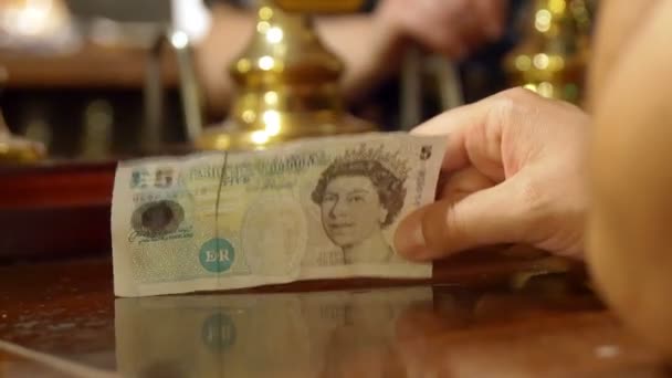 女人的手中握有一 5 英镑的钞票 — 图库视频影像