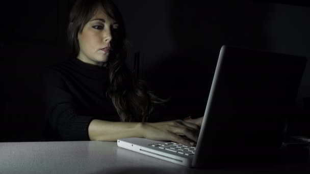 Jovem mulher usando um laptop — Vídeo de Stock