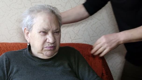 성숙한 딸 집에서 그녀의 오래 된 어머니를 위안: 노인 잠겨있는 여자 — 비디오