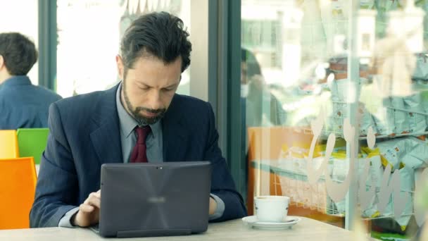 Biznesmen pracujący z laptopem — Wideo stockowe