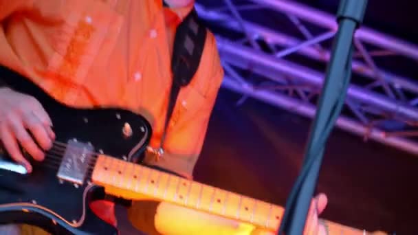 Человек, играющий на электрогитаре на рок концерте — стоковое видео