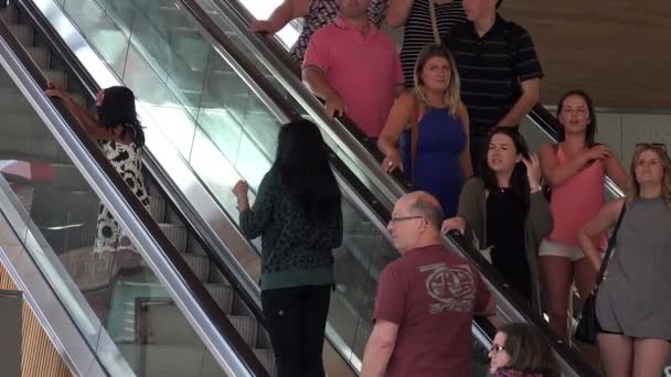 Persone sulle scale mobili in un centro commerciale, centro commerciale — Video Stock