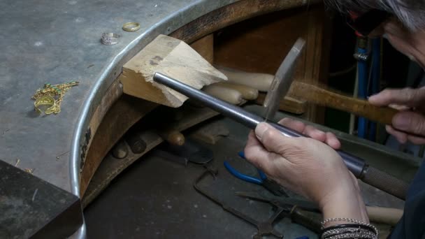 orfèvre traitant des objets dorés et argentés 