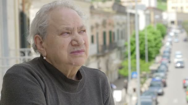 Vieille femme chère sur le balcon — Video