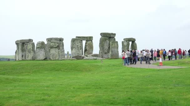 Persone che visitano Stonehenge monumento preistorico — Video Stock