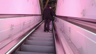 renkli bir alışveriş merkezinde yürüyen merdiven: steady shot