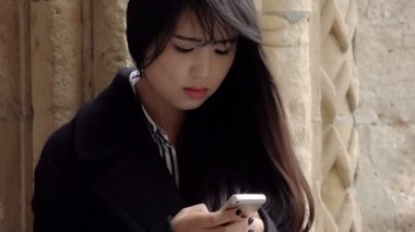 Asyalı kız manifatura ile smartphone