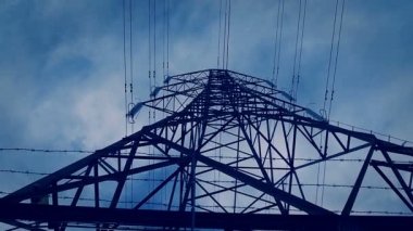 Yükseklik gerilim kafes Dikenli telle ile modern bir kafes gibi görünüyor