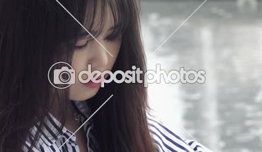 Genç Çinli kadın tek başına oturmak