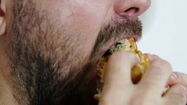 bir adam bir hamburger yeme yan closeup görünüm