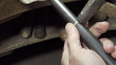 Goldsmith bir yüzük yeniden boyutlandırmak için çalışıyor