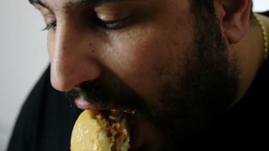 genç adam bir hamburger yeme