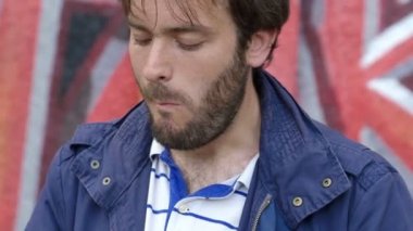 Genç adam yemek kebap