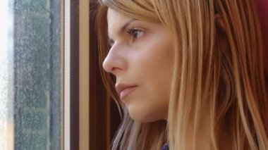 genç kadın pencereden dışarı bakarak depresif