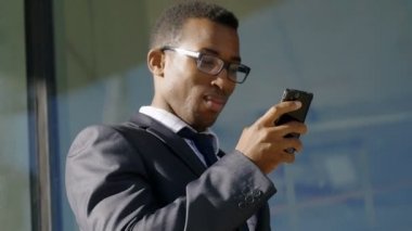 zarif işadamı Smartphone kullanarak