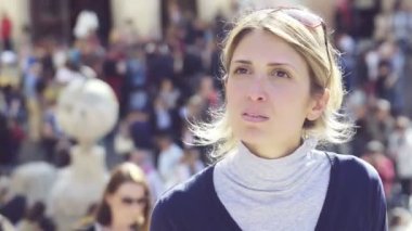 dalgın güzel kadın