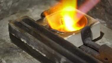 Gümüş bir parça erime goldsmith