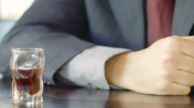 bir bardak viski ile umutsuz iş adamı