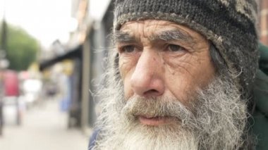 Hayır kurumu için bekleyen sokakta adam