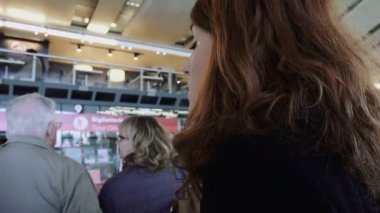 Tren kalkış tren istasyonunda bekleyen kadın