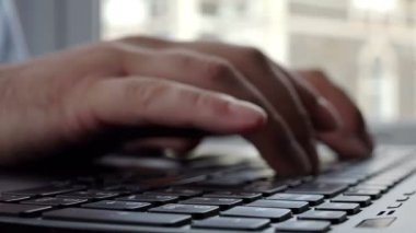 bilgisayar klavye yazarak eller