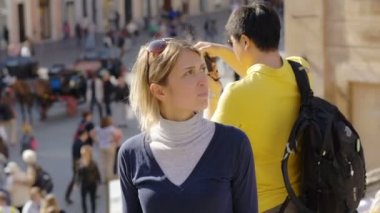 düşünceli kadın şehirde bir şey için arama