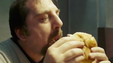 Aç adam yeme hamburger