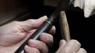 Goldsmith bir yüzük yeniden boyutlandırmak için çalışıyor