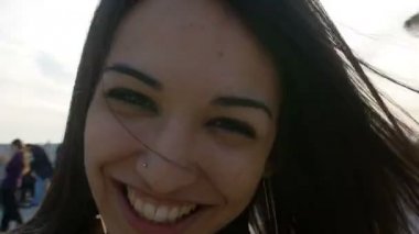 Mutlu gülümseyen kadın