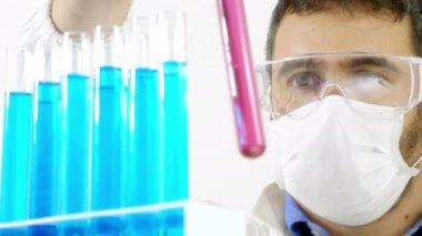 Laboratuvarda çalışan bilim adamı.