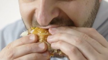 Aç adam yeme hamburger