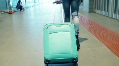 kadın ile bir Bagaj Taşıma