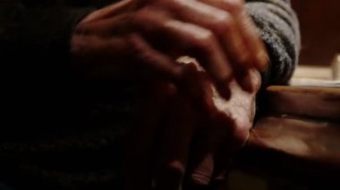 yaşlı adamın bir şeyler açıklamaya ve konuşurken eller