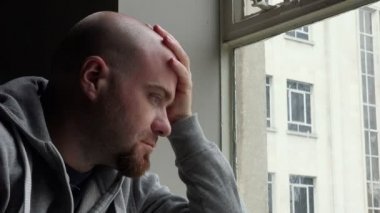 pencereden görünen adam