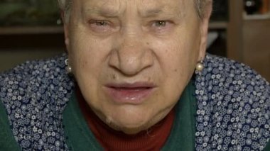 eski İtalyan kadın portre: yaşlı söz ve Evet kafanla söyleyerek kadın