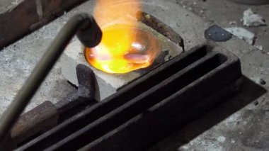 Gümüş bir parça erime goldsmith