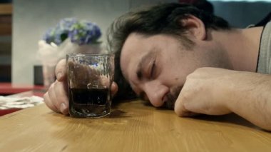 yetişkin adam sarhoş boşanma sonrası: üzgün adam ile problem