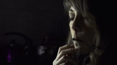 Yalnız kadın Sigara