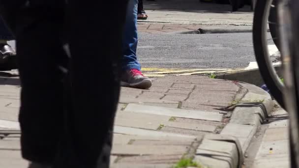 Personnes marchant sur le trottoir : en particulier sur les jambes et les pieds — Video