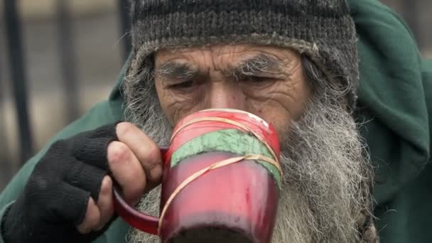 Справжній бездомний пив гарячий чай — стокове відео