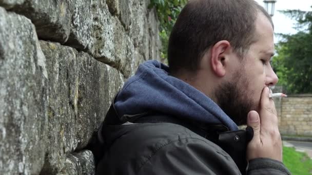 Worried young man smoking — Stock Video