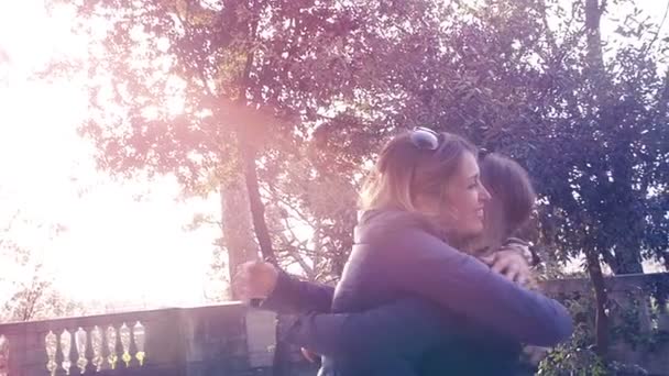 Old friends hugging each other in a park: happy female friends — Αρχείο Βίντεο